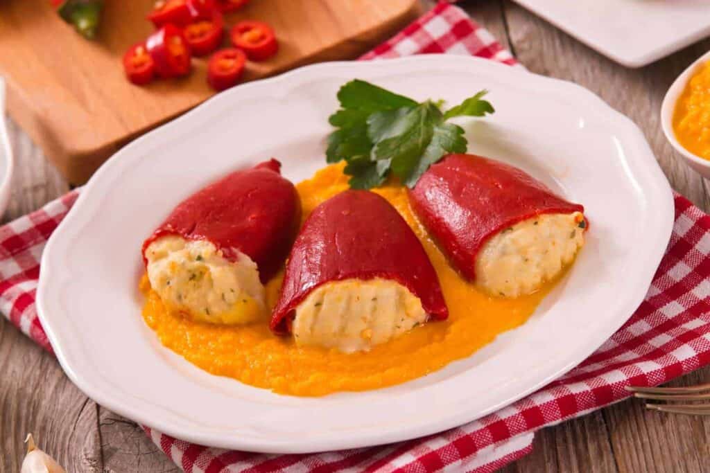 Pimientos del piquillo rellenos de bacalao
