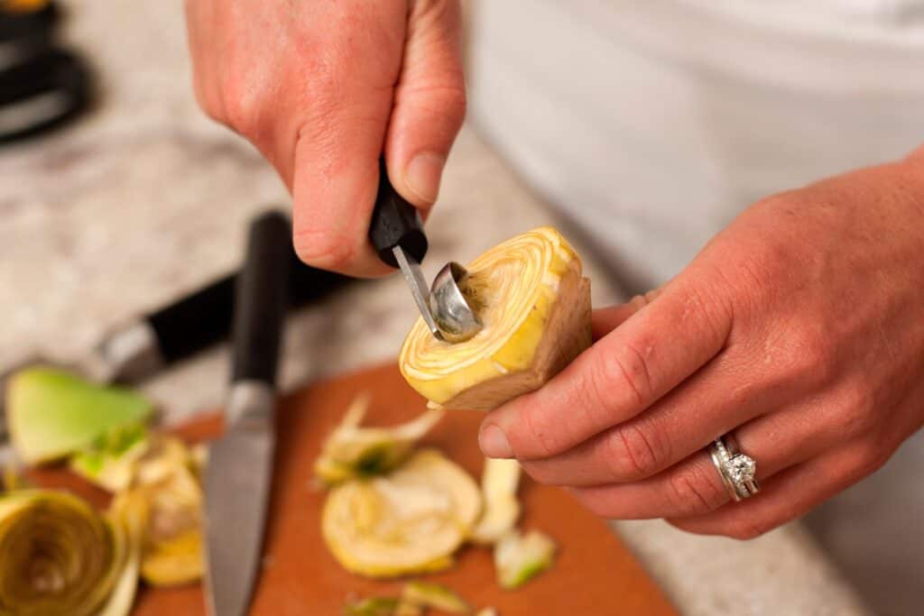 persona haciendo crema de alcachofas