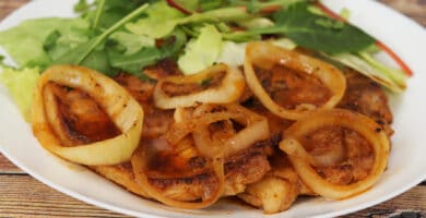 chuletas de cerdo encebolladas