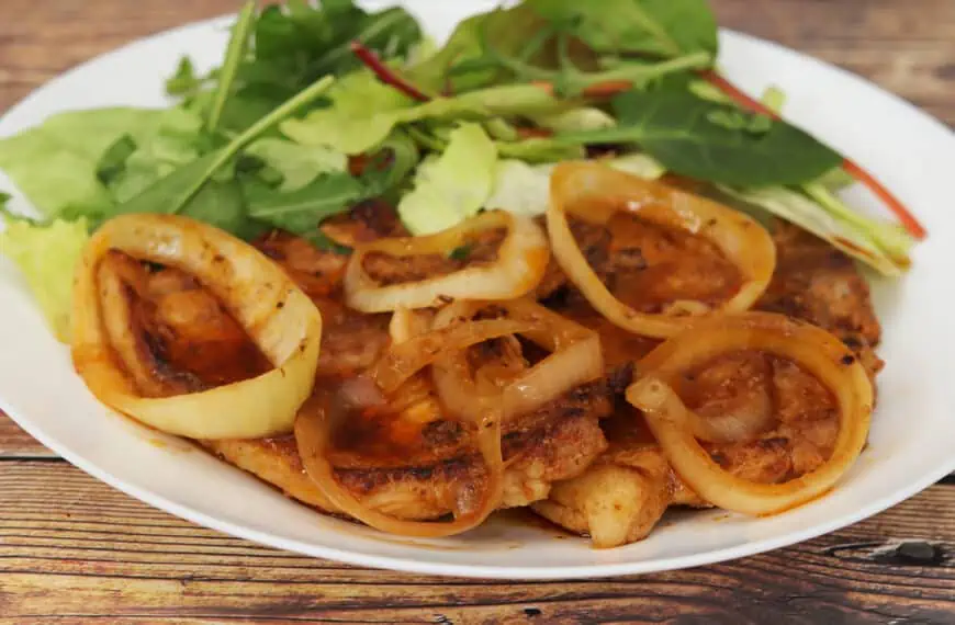 chuletas de cerdo encebolladas