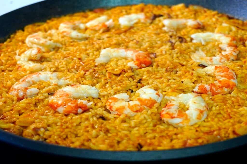 Arroz seco de serviola y rebozuelos a la mallorquina